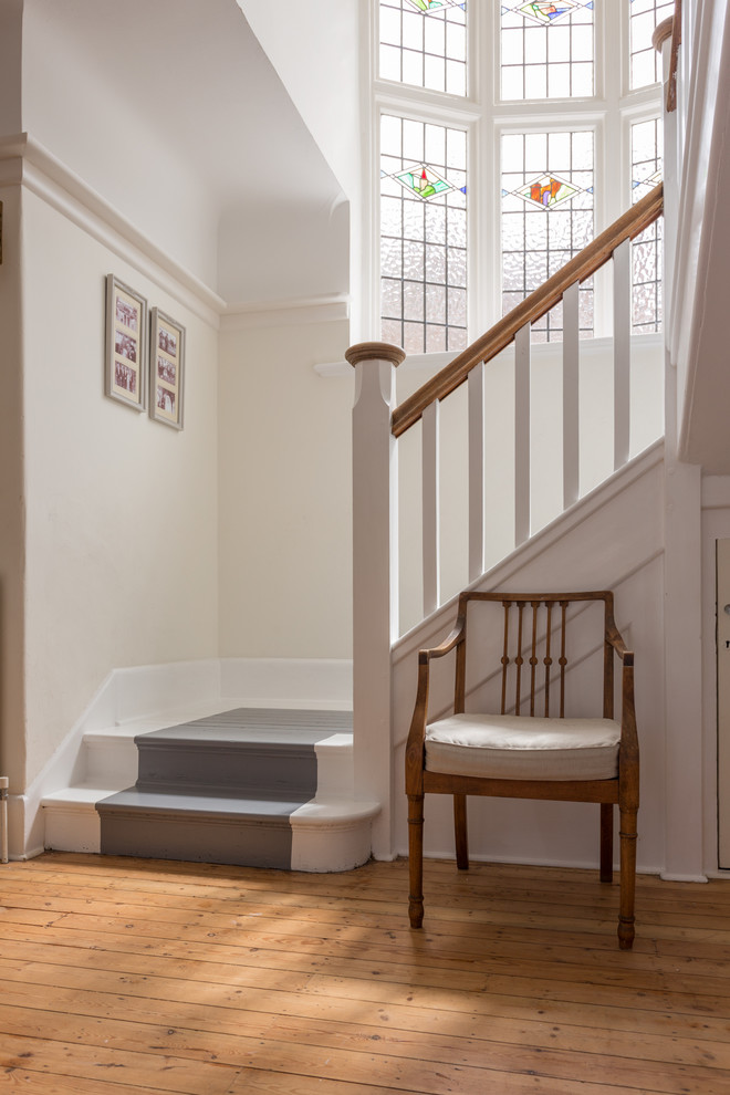 Идея дизайна: п-образная деревянная лестница в классическом стиле с деревянными ступенями