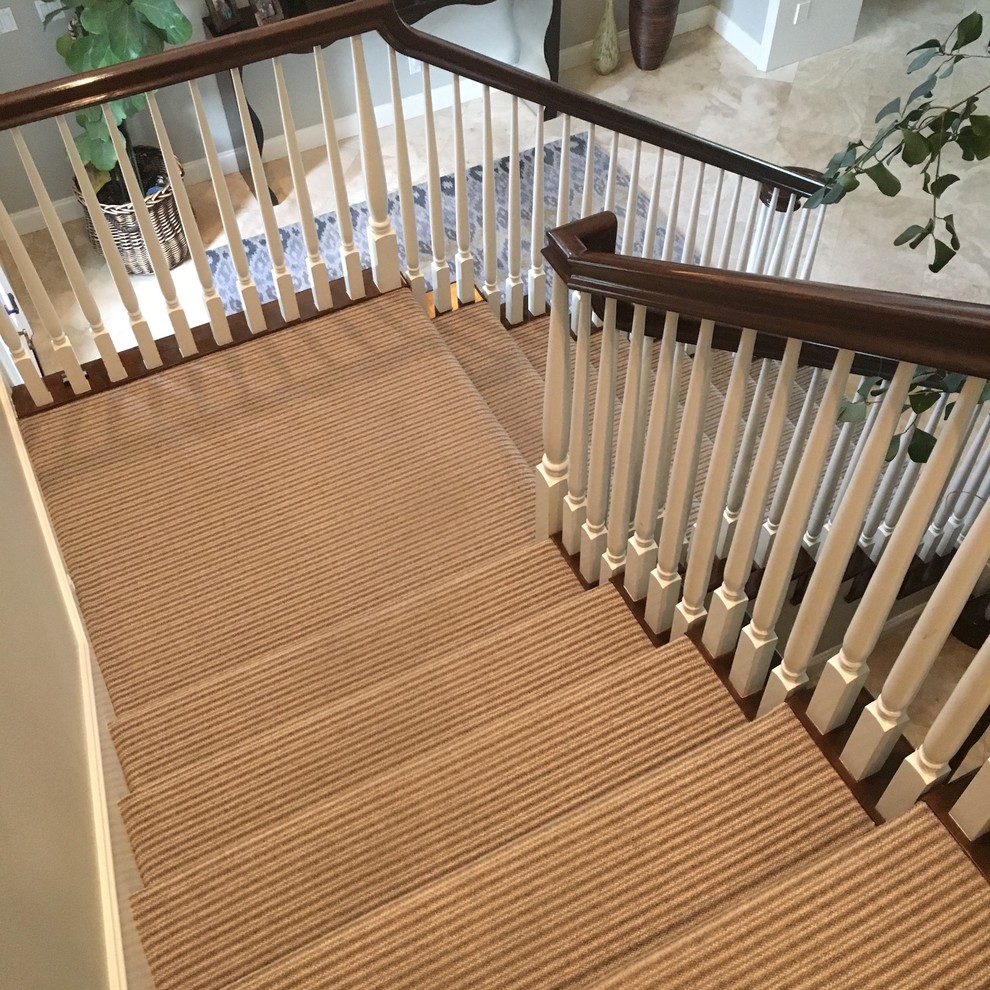 Exempel på en mellanstor klassisk trappa, med heltäckningsmatta och sättsteg med heltäckningsmatta