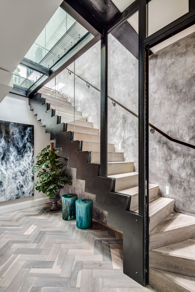 ロンドンにあるコンテンポラリースタイルのおしゃれな直階段 (木の蹴込み板) の写真