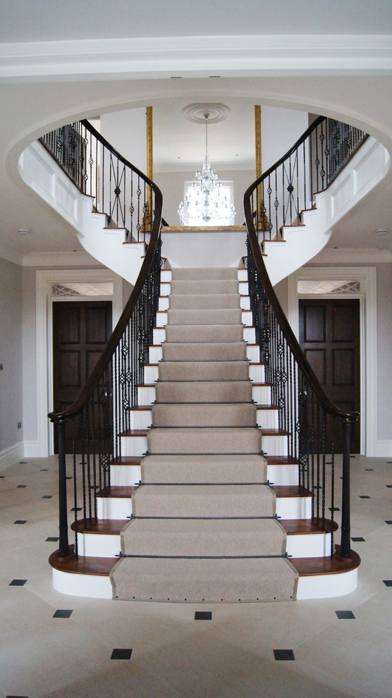 На фото: прямая лестница в классическом стиле с деревянными ступенями и крашенными деревянными подступенками