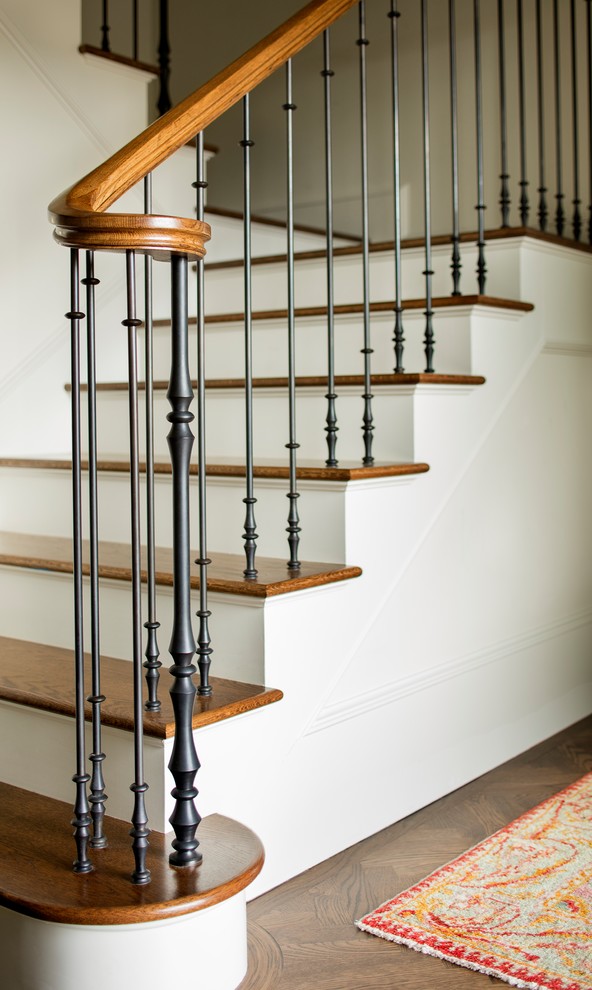 Свежая идея для дизайна: п-образная лестница среднего размера в классическом стиле с деревянными ступенями, крашенными деревянными подступенками и перилами из смешанных материалов - отличное фото интерьера