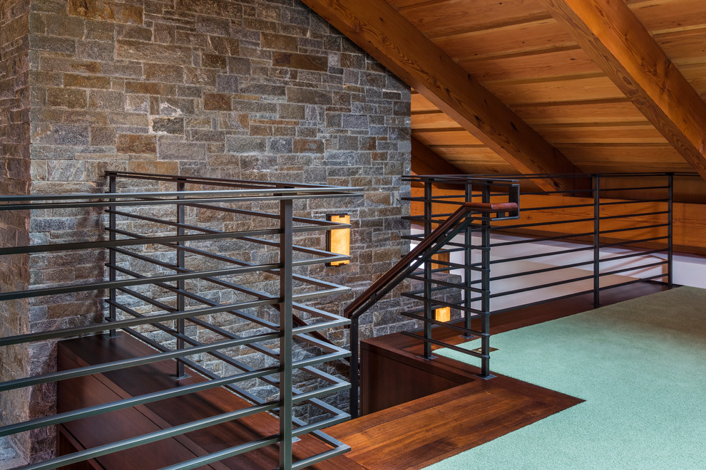 Mittelgroße Urige Holztreppe in L-Form mit Holz-Setzstufen und Stahlgeländer in Portland