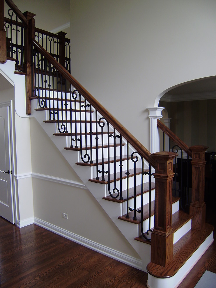 Diseño de escalera en L tradicional de tamaño medio con escalones de madera, contrahuellas de madera pintada y barandilla de madera