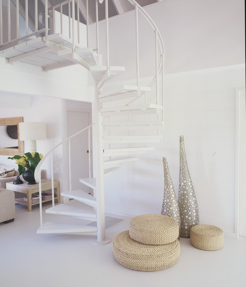 Идея дизайна: маленькая винтовая лестница в стиле модернизм с акриловыми ступенями без подступенок для на участке и в саду