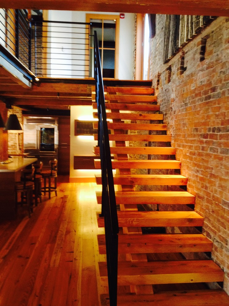 Источник вдохновения для домашнего уюта: прямая деревянная лестница среднего размера в стиле кантри с деревянными ступенями