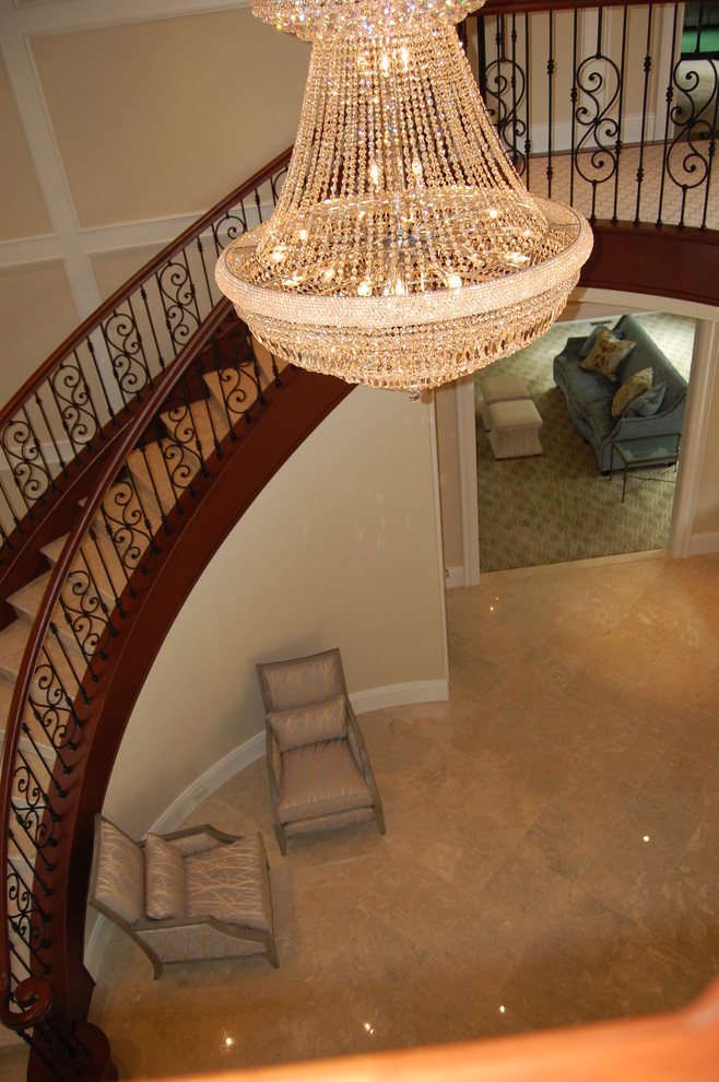 Стильный дизайн: огромная изогнутая лестница в средиземноморском стиле с ступенями из плитки и подступенками из плитки - последний тренд