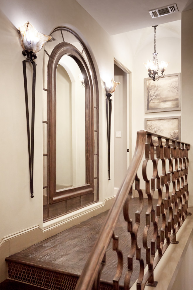 Diseño de escalera recta tradicional renovada extra grande con escalones de madera, contrahuellas con baldosas y/o azulejos y barandilla de metal
