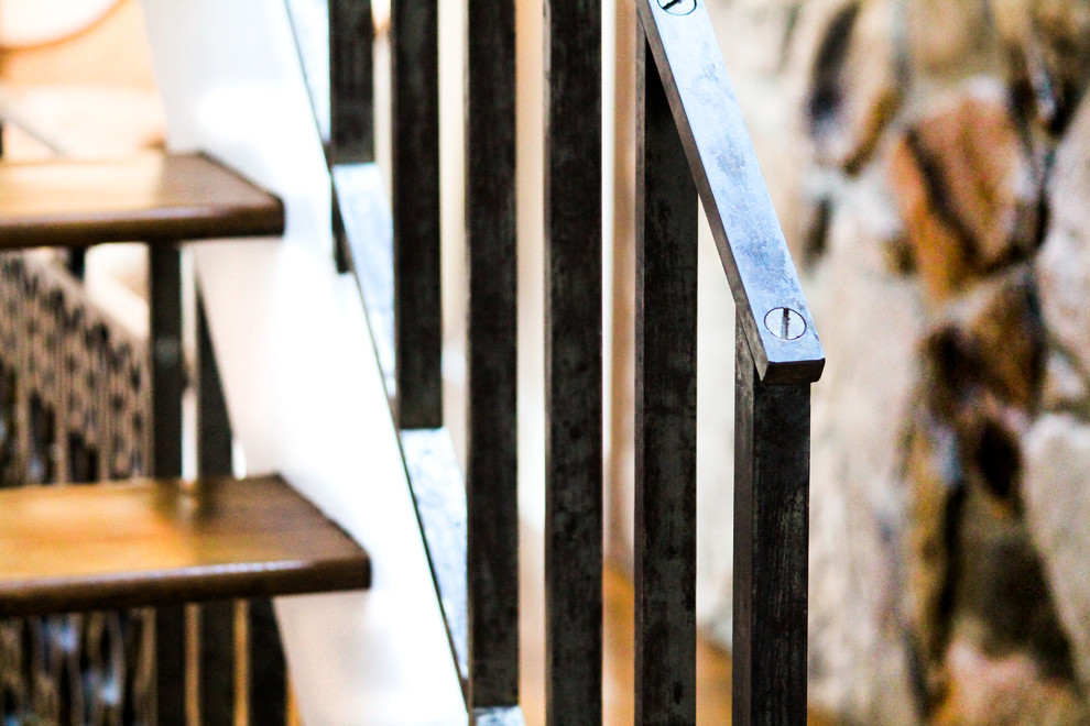 Ejemplo de escalera recta rural de tamaño medio con escalones de metal