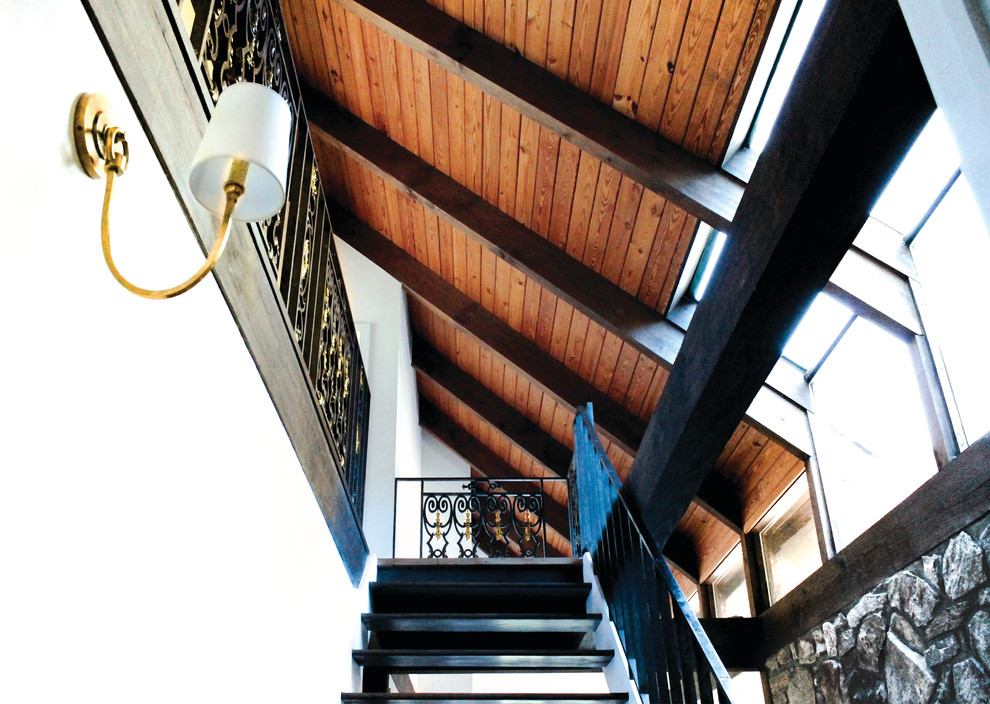 На фото: прямая лестница среднего размера в стиле рустика с металлическими ступенями с