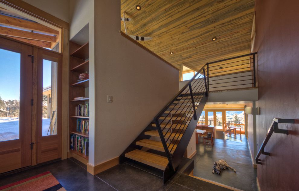 Diseño de escalera suspendida minimalista pequeña con escalones de madera y contrahuellas de metal