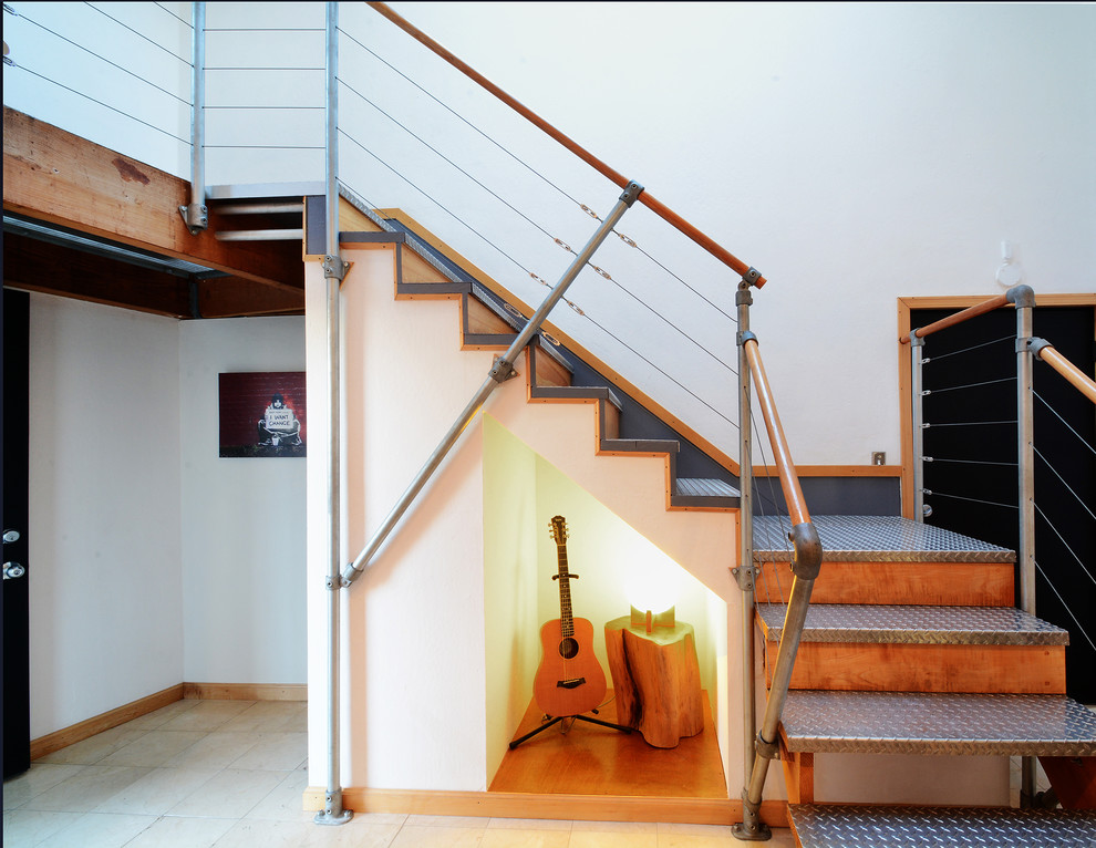 Идея дизайна: угловая деревянная лестница в стиле лофт с металлическими ступенями и кладовкой или шкафом под ней