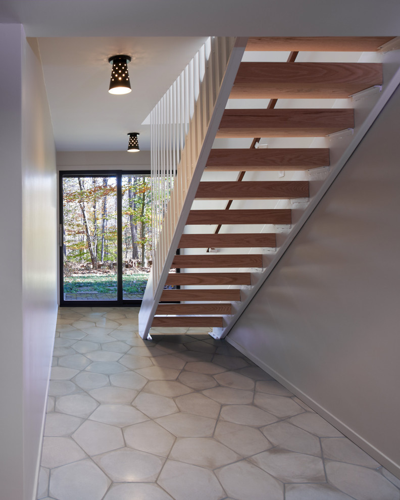 Foto de escalera recta retro con escalones de madera, contrahuellas de madera y barandilla de metal