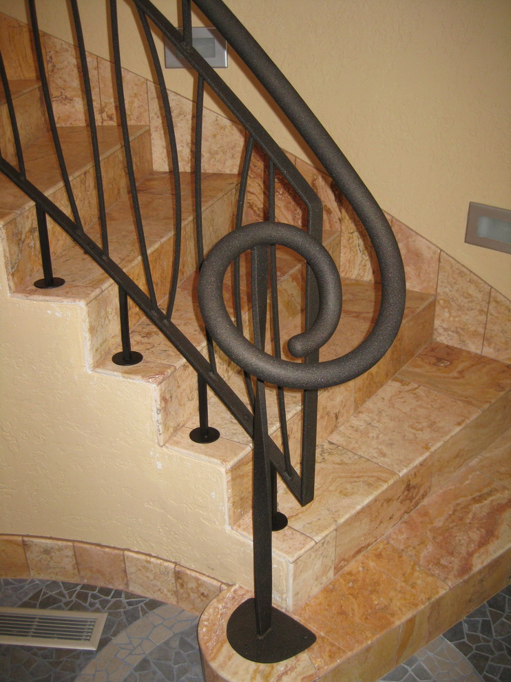 На фото: п-образная лестница в стиле фьюжн с ступенями из плитки, подступенками из плитки и металлическими перилами с