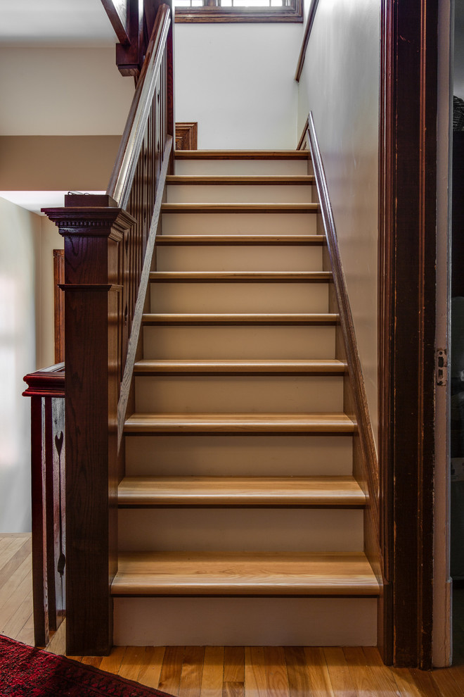 Idée de décoration pour un escalier peint tradition en U de taille moyenne avec des marches en bois.