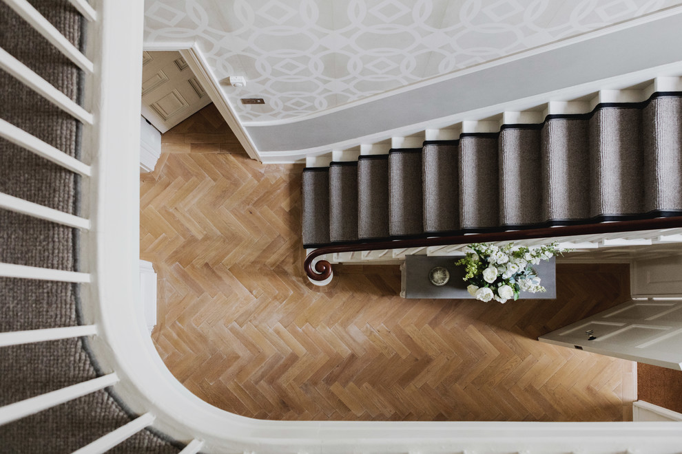 Источник вдохновения для домашнего уюта: п-образная лестница среднего размера в классическом стиле с ступенями с ковровым покрытием и деревянными перилами