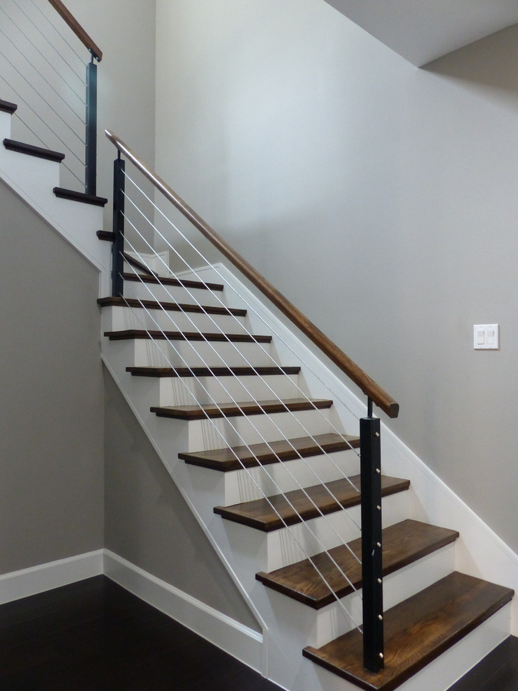 Свежая идея для дизайна: угловая лестница среднего размера в современном стиле с деревянными ступенями, крашенными деревянными подступенками и перилами из тросов - отличное фото интерьера