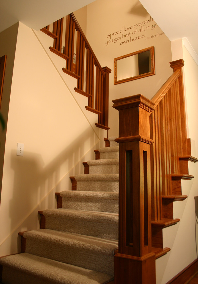 Modelo de escalera de estilo americano con escalones de madera y contrahuellas de madera