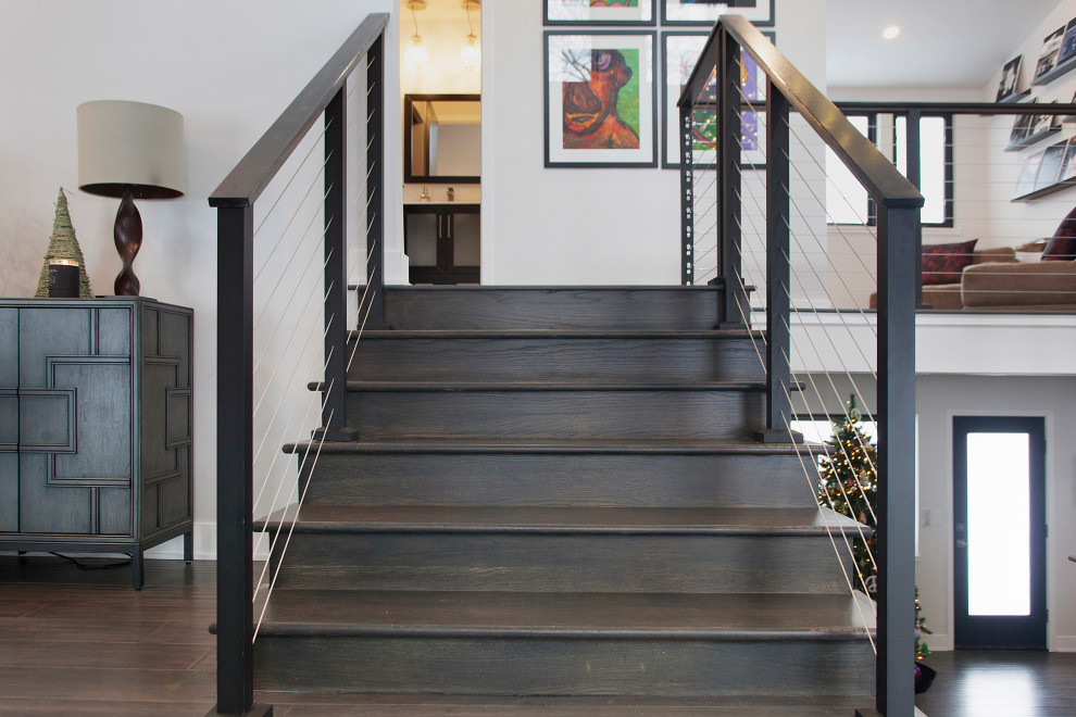 Imagen de escalera recta contemporánea de tamaño medio con escalones de madera, contrahuellas de madera y barandilla de cable