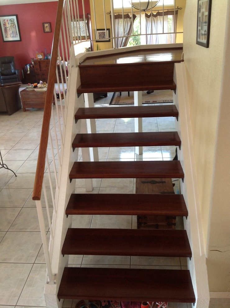 На фото: маленькая п-образная лестница в современном стиле с деревянными ступенями без подступенок для на участке и в саду с