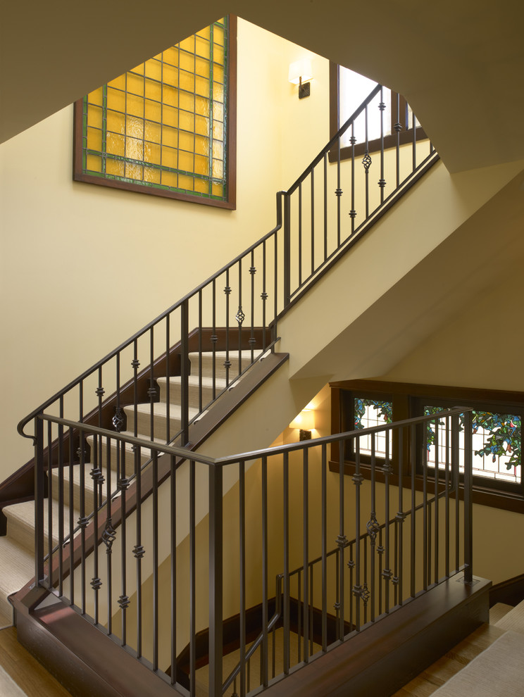 Идея дизайна: угловая лестница в классическом стиле с ступенями с ковровым покрытием, ковровыми подступенками и металлическими перилами