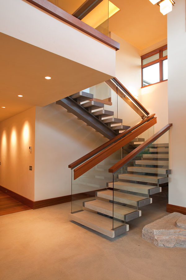 На фото: большая лестница на больцах в современном стиле с бетонными ступенями без подступенок
