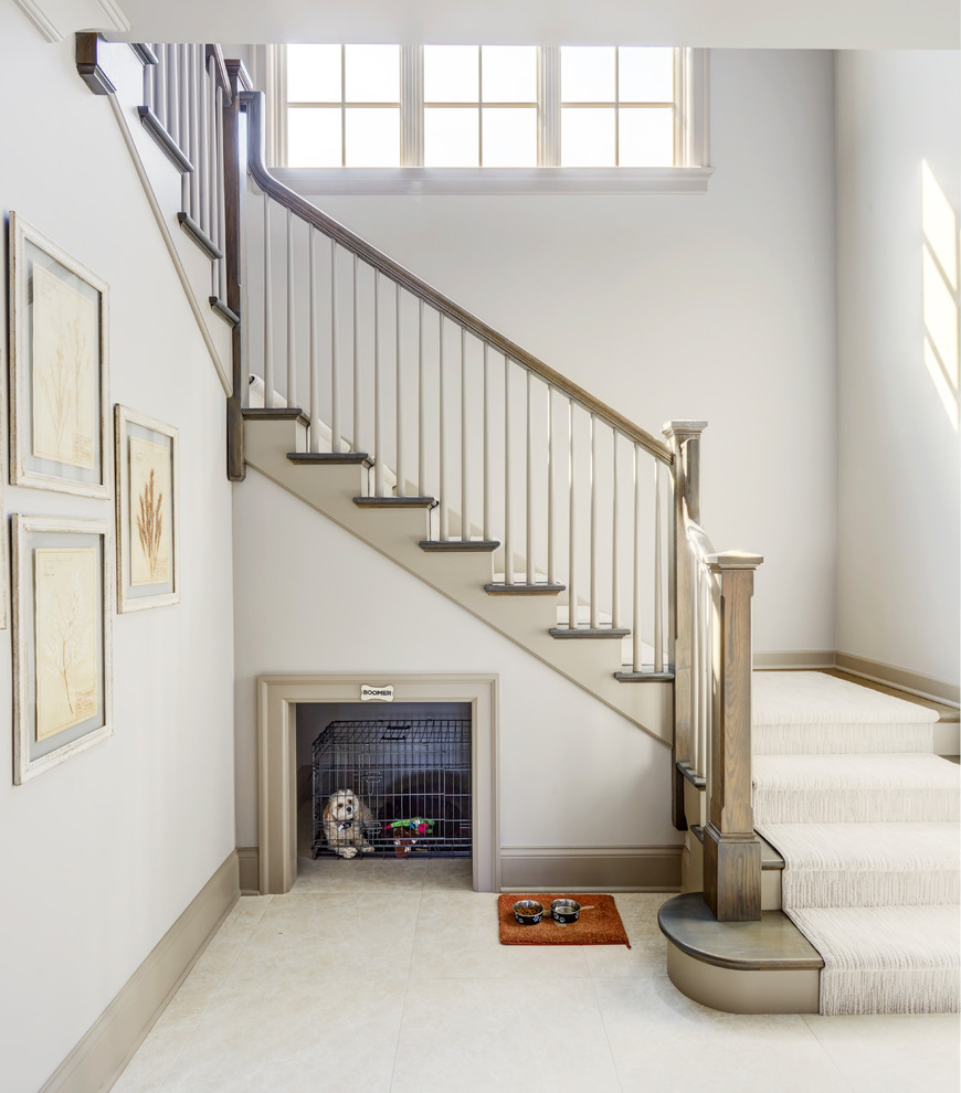 Стильный дизайн: угловая лестница среднего размера в стиле неоклассика (современная классика) с деревянными ступенями, ковровыми подступенками и деревянными перилами - последний тренд