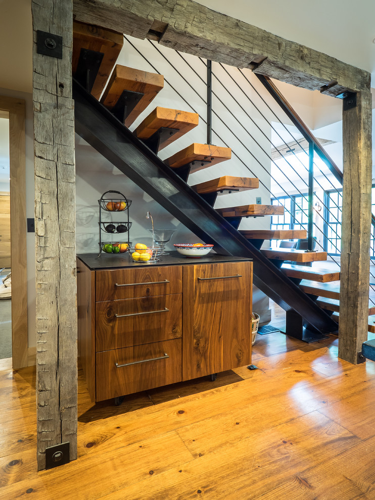 Идея дизайна: прямая лестница среднего размера в стиле рустика с деревянными ступенями и металлическими перилами без подступенок