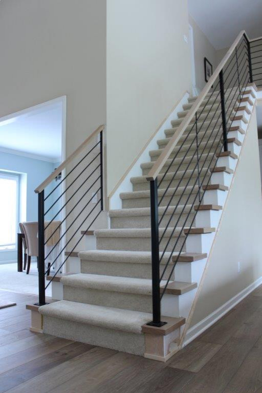 Пример оригинального дизайна: прямая лестница среднего размера в современном стиле с ступенями с ковровым покрытием, ковровыми подступенками и металлическими перилами