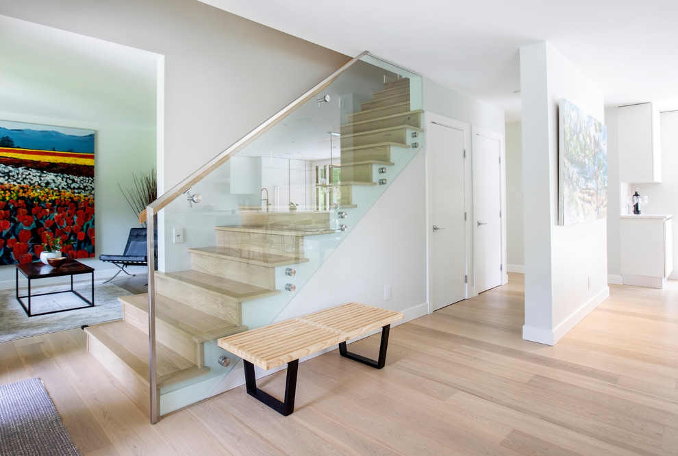 Foto de escalera recta contemporánea de tamaño medio con escalones de madera, contrahuellas de madera y barandilla de vidrio