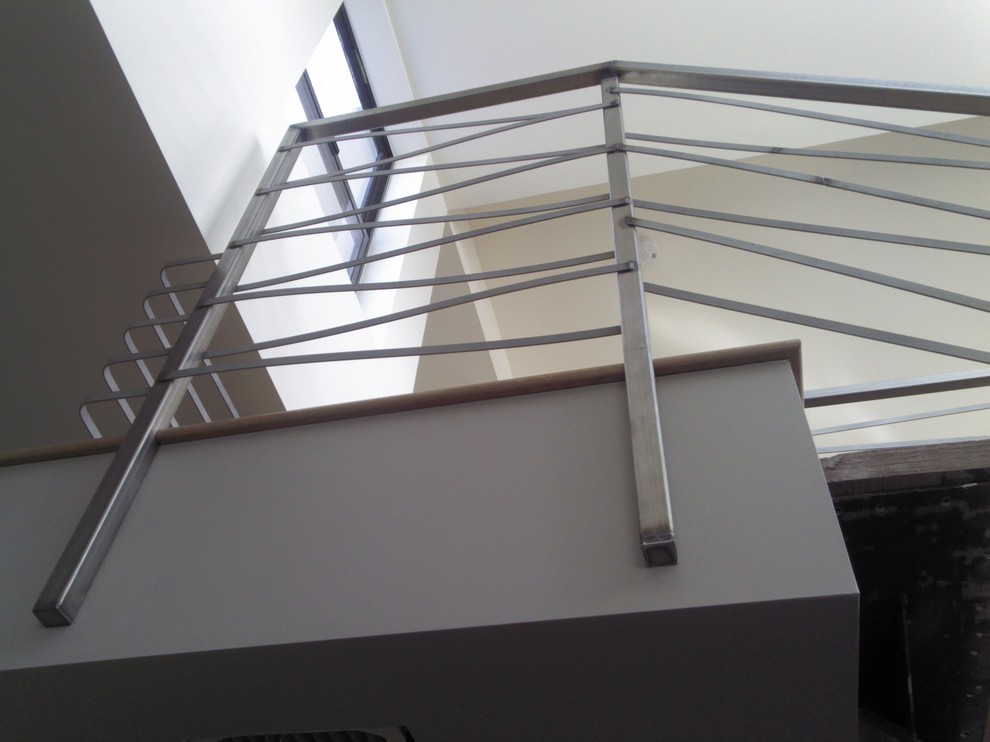 Idée de décoration pour un escalier droit design de taille moyenne avec des marches en bois et des contremarches en métal.
