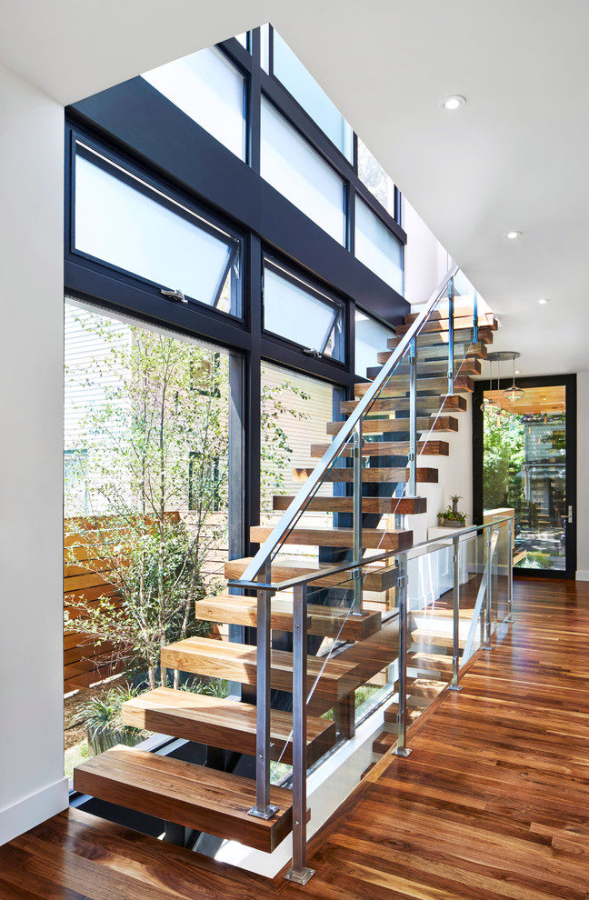 Источник вдохновения для домашнего уюта: большая прямая лестница в стиле модернизм с деревянными ступенями и стеклянными перилами без подступенок