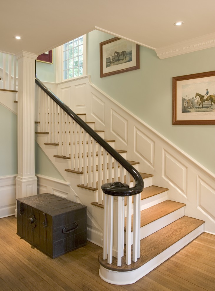 На фото: угловая лестница в классическом стиле с деревянными ступенями