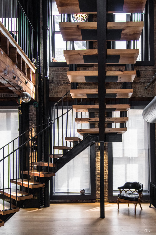 Идея дизайна: лестница на больцах в стиле фьюжн с деревянными ступенями и металлическими перилами без подступенок
