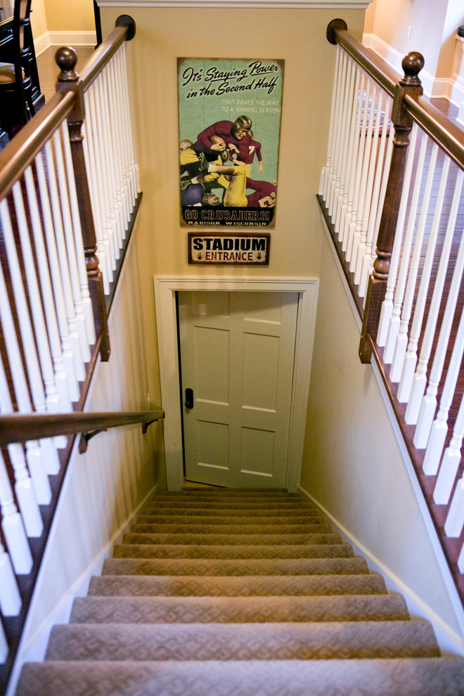 Diseño de escalera recta clásica renovada de tamaño medio con escalones enmoquetados y contrahuellas enmoquetadas