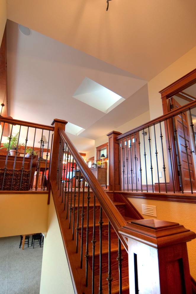 Стильный дизайн: большая п-образная деревянная лестница в стиле кантри с деревянными ступенями и деревянными перилами - последний тренд