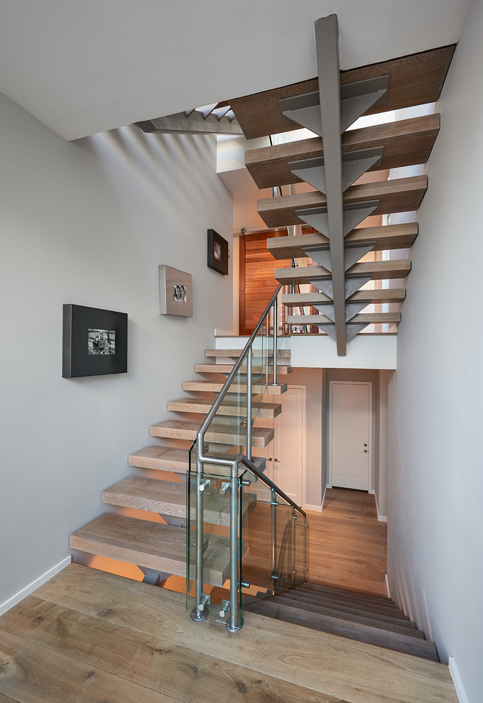 Foto de escalera actual de tamaño medio con escalones de madera