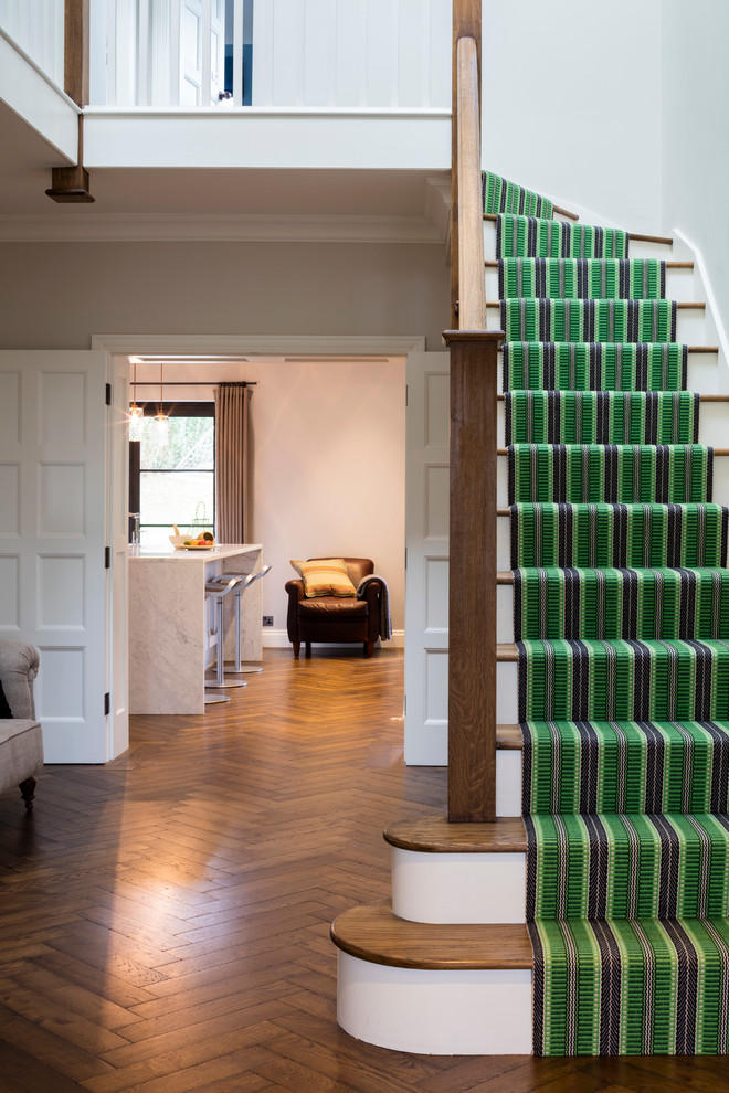 Imagen de escalera en L tradicional renovada con escalones de madera y contrahuellas de madera pintada