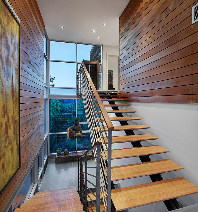 Источник вдохновения для домашнего уюта: большая лестница на больцах в стиле модернизм с деревянными ступенями и металлическими перилами без подступенок
