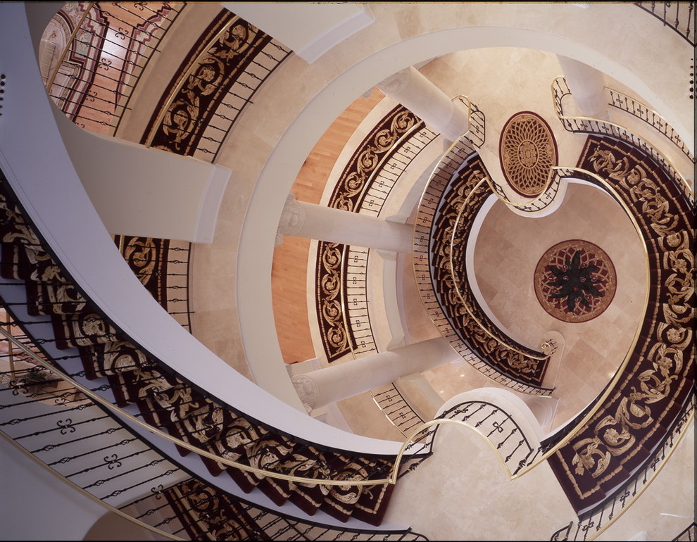 Источник вдохновения для домашнего уюта: огромная винтовая лестница в средиземноморском стиле с ступенями с ковровым покрытием и ковровыми подступенками