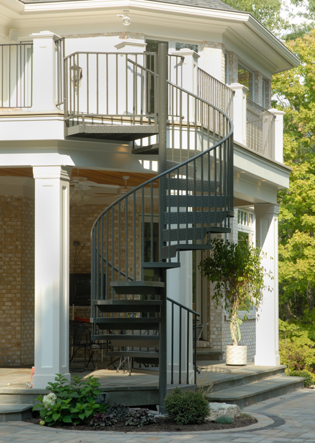 Стильный дизайн: большая винтовая лестница в классическом стиле с металлическими ступенями без подступенок - последний тренд