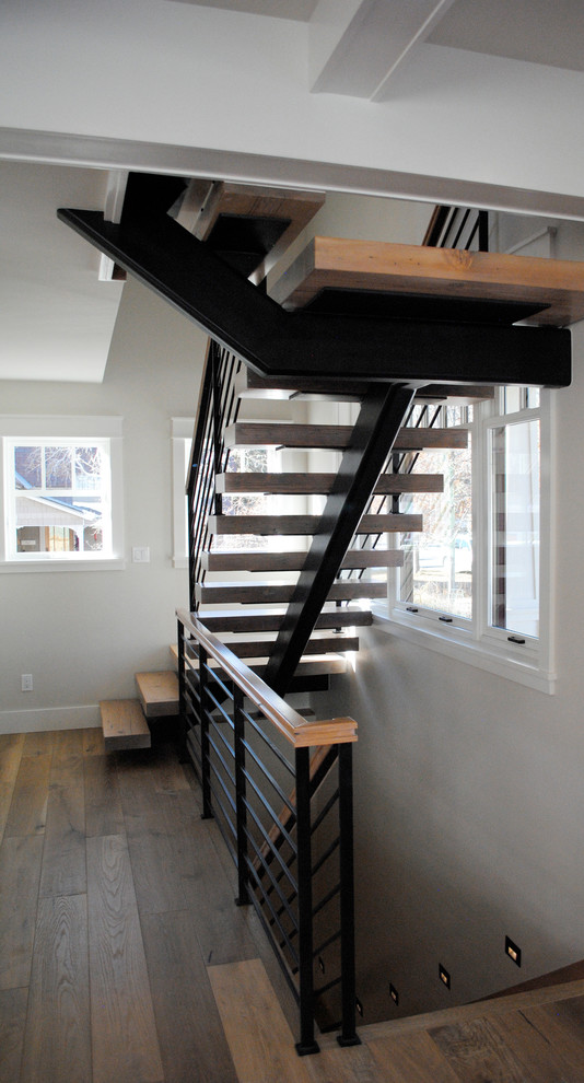 Foto de escalera suspendida de estilo americano sin contrahuella con escalones de madera