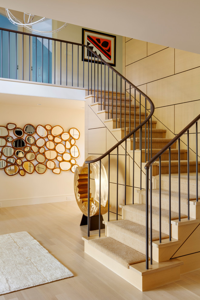 Свежая идея для дизайна: угловая деревянная лестница среднего размера в стиле неоклассика (современная классика) с деревянными ступенями и деревянными перилами - отличное фото интерьера