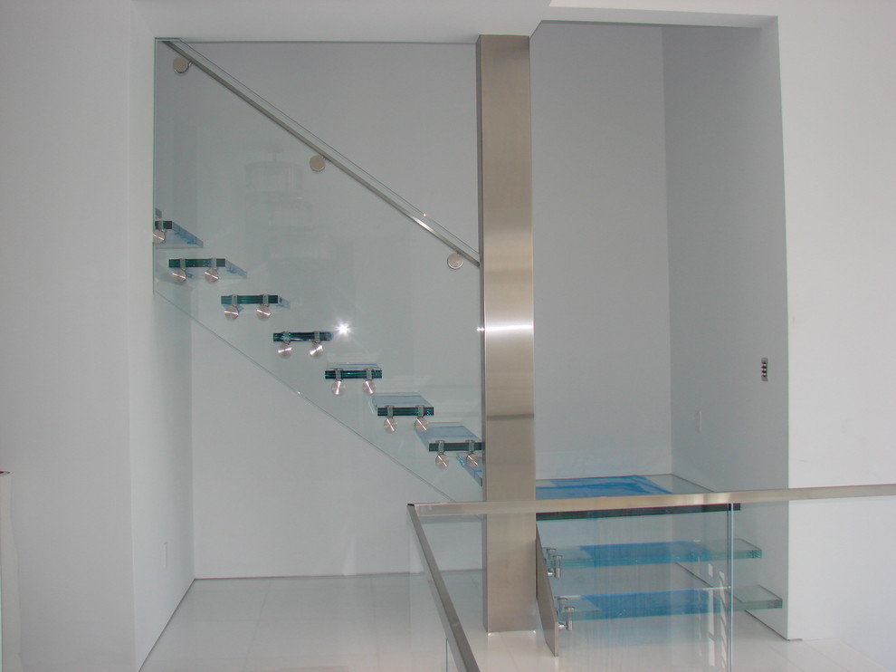 Staircase - contemporary staircase idea in Tampa