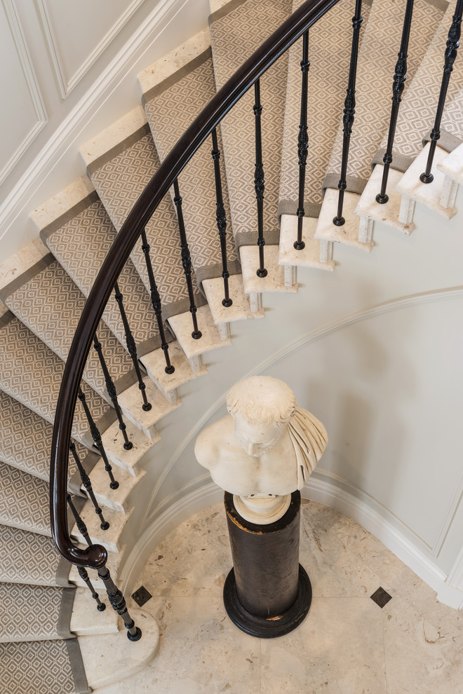 Источник вдохновения для домашнего уюта: изогнутая лестница в современном стиле с мраморными ступенями и подступенками из мрамора