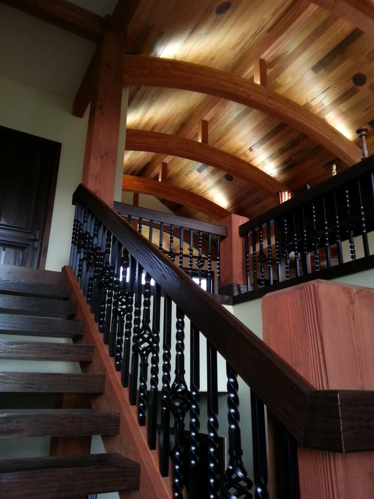 Foto de escalera en L tradicional grande con escalones de madera y contrahuellas de madera