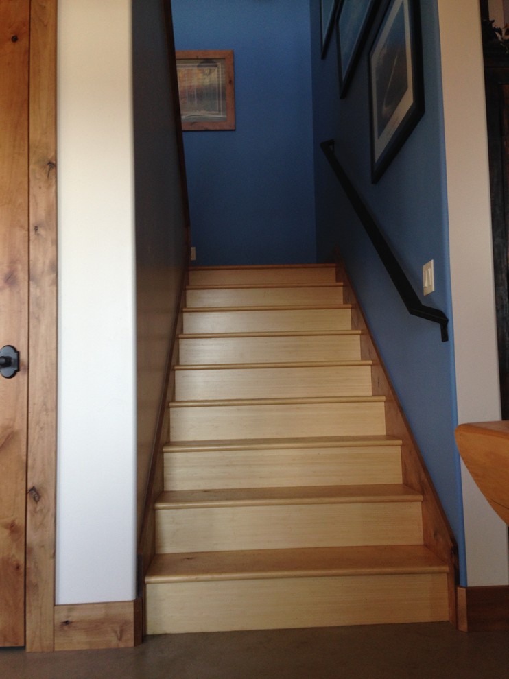 Imagen de escalera en U campestre de tamaño medio con escalones de madera y contrahuellas de madera