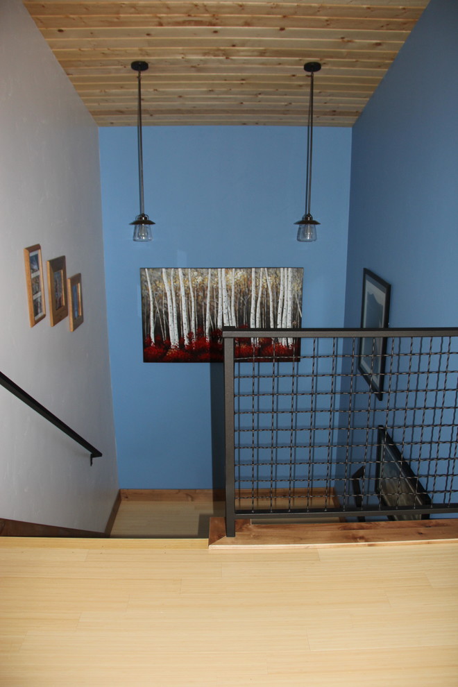 Пример оригинального дизайна: п-образная лестница в стиле лофт с деревянными ступенями
