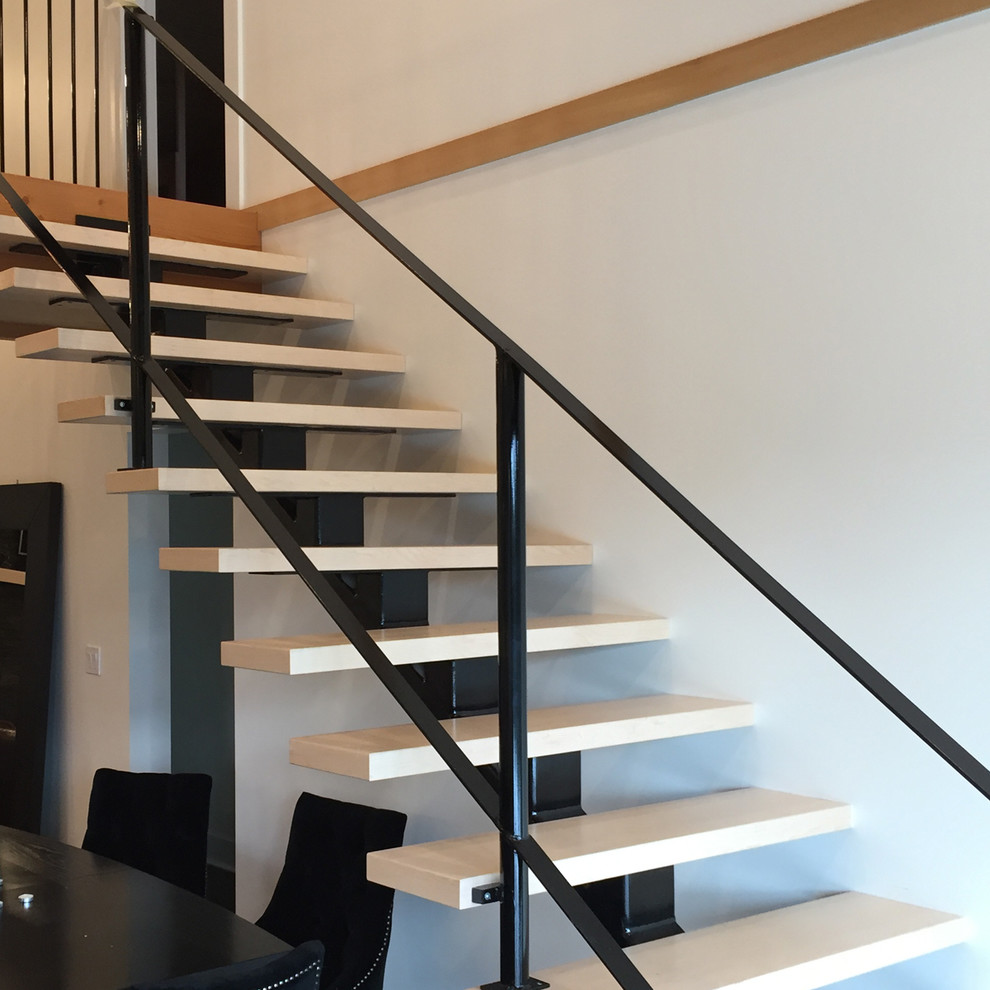 Идея дизайна: прямая лестница среднего размера в современном стиле с акриловыми ступенями без подступенок