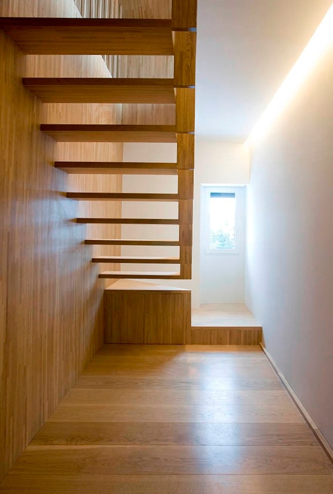 Foto de escalera suspendida moderna sin contrahuella con escalones de madera