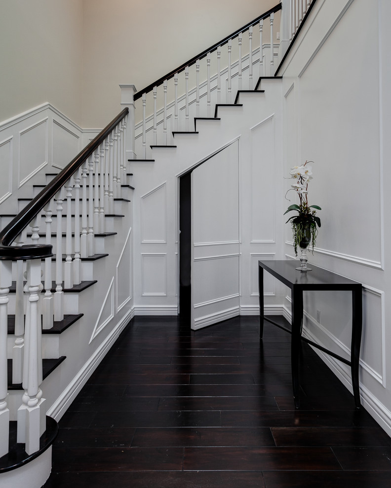 Источник вдохновения для домашнего уюта: большая угловая лестница в классическом стиле с деревянными ступенями и крашенными деревянными подступенками